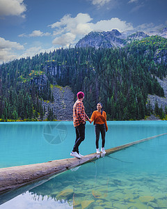 加拿大多彩的乔佛尔湖国家公园 加拿大不列颠哥伦比亚冒险踪迹山脉夫妻自由晴天风景山景男人蓝色图片