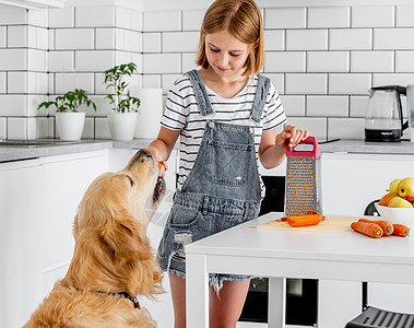 厨房的少女蔬菜宠物女性午餐食物猎犬饮食女儿快乐朋友图片