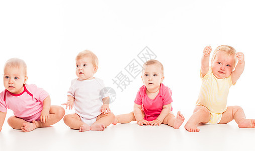 4个婴儿被孤立在白种背景上儿童童年朋友们团体幸福闲暇白色快乐友谊思维图片