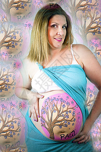 八个月的怀孕妇女 穿着漂亮的裙子 在肚子上画画女士家庭父母婴儿艺术白色母性腹部生活人体图片