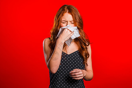 年轻女孩对着纸巾打喷嚏 隔离在红色女人身上的是生病 鼻塞或流鼻涕和发烧 冠状病毒 2020 年流行病 疾病概念成人理发皱纹女性治图片