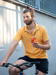 穿着滑稽运动车的帅个子幸福家庭情绪自行车闲暇男人指导父亲自由活力图片