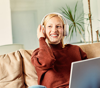 音乐耳机耳机听声音女人技术听笔记本电脑生活方式音频年轻女性女孩图片
