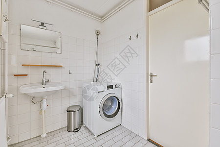 淋浴小屋附近的垃圾和厕所洗手间住宅反射镜子盒子水平建筑学白色卫生间玻璃图片