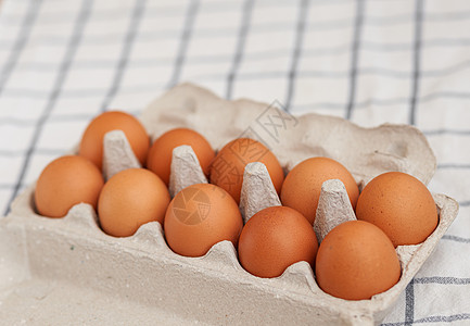 一个大纸板袋空空的细胞中 有几个棕蛋生食杂货店贮存农场盒子健康饮食纸盒蛋壳摄影烹饪图片