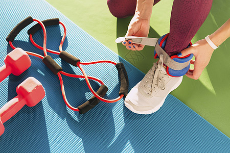 妇女在健身 健康和健身概念中开始锻炼前 先戴脚踝护身衣女性配饰运动女士身体健身房袖口女孩训练体操图片