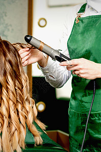 吹风员用卷发铁扭头发发型设计美容师造型顾客卷曲裁剪造型师女士职业发型图片