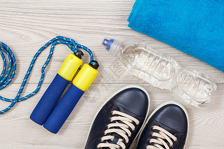 会议室地板健身用不同工具 房间体操运动鞋运动员健身房训练力量地面蓝色重量绳索图片