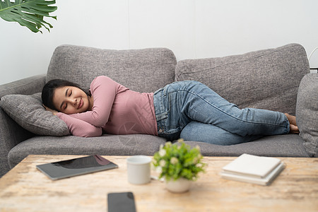 年轻的亚洲女人在家睡在沙发上睡眠女孩长椅女性疲劳闲暇成人午睡休息客厅图片