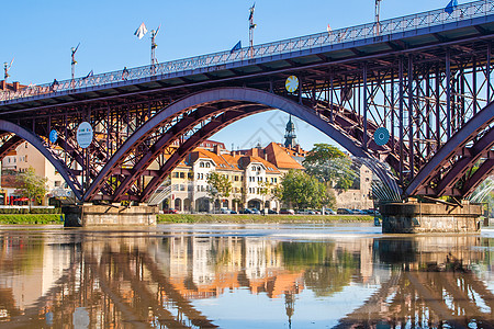 斯洛文尼亚Maribor的老桥和Lent区 流行的滨海列车 配有历史建筑和欧洲最古老葡萄藤图片
