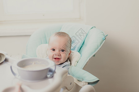 婴儿的第一个诱饵 婴儿食物 关于儿童营养的文章 笑声育儿母性母亲压痛微笑早餐孩子窗户童年父母图片