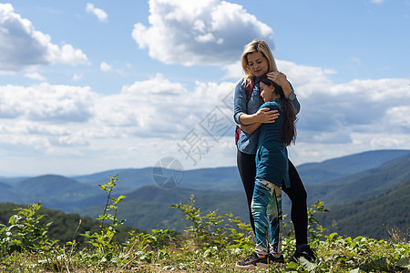 母亲和女儿的背包 白天坐在山中徒步走道上的山上图片