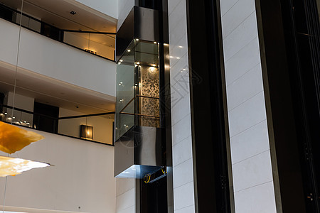 几层大型现代商务中心 中间有开放空间办公室 窗户 阳台和电梯图片