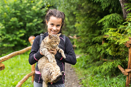 小女孩玩猫猫游戏兽医小猫喜悦童年微笑孩子拥抱乐趣金发女郎宠物图片