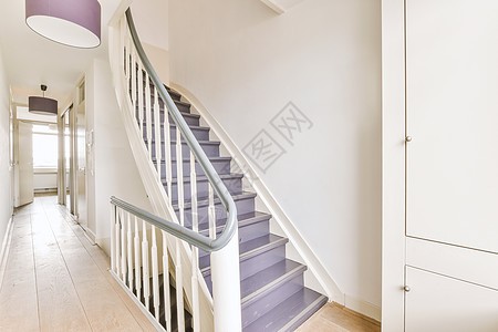 在宽敞的公寓大厅中的木楼梯压板装饰木地板风格地面走廊绘画栏杆住宿房子图片