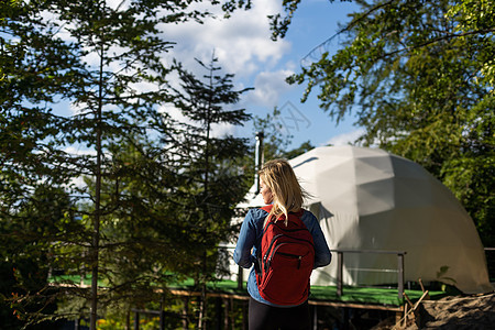 森林中的透明钟形帐篷 豪华酒店 豪华旅行 带便利设施的迷人露营 圆顶帐篷 在户外生活方式中宾至如归窗户地线房间林地旅游木头游客假图片