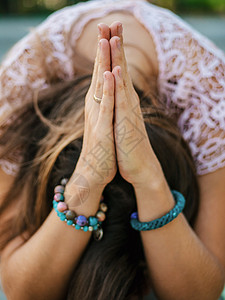 妇女双手合在一起 象征着祈祷和感激 Mudra 瑜伽概念女性信仰女孩日出上帝精神祷告手势身体知识图片