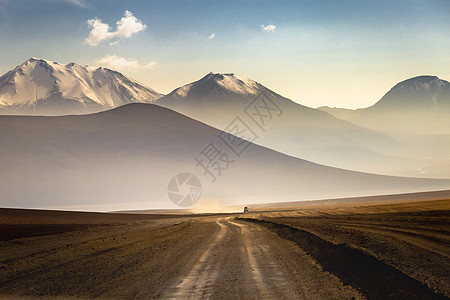 阿塔卡马沙漠的泥土路 智利 南美洲火山干旱地貌山脉假期蓝色风景生态旅游全景高原小路天空目的地图片