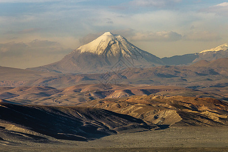 南美智利北部的阿塔卡马沙漠 火山和干旱地貌图片