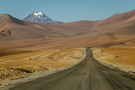 阿塔卡马沙漠的泥土路 智利 南美洲火山干旱地貌荒野风景山脉蓝色普纳地标橙色沥青气候乡村图片