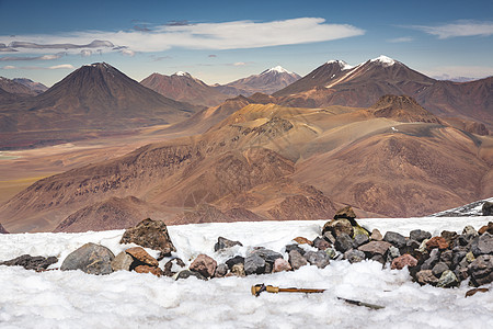 智利北部的阿塔卡马沙漠 火山雪和干旱地貌国际气候荒野生态旅游橙色蓝色全景旅游景观风景图片