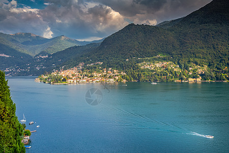 依迪丽克科莫湖海岸线 在意大利日落时与村庄和帆船一起支撑全景城市文化爬坡地方景观风景花园假期图片
