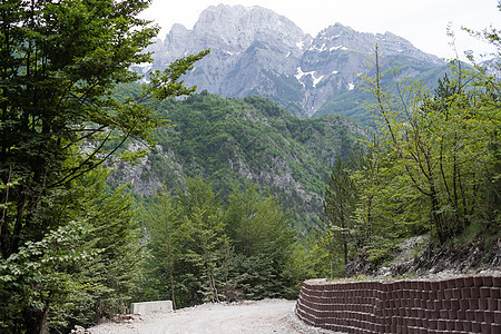 在山区修路 山体滑坡后修好的路图片