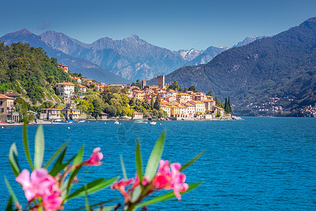 在意大利阳光明媚的日子与村庄和快艇连接的依迪丽克科莫湖海岸线汽艇帆船别墅假期景观文化花园旅游目的地城市图片