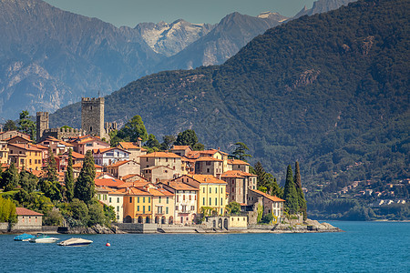 在意大利阳光明媚的日子与村庄和快艇连接的依迪丽克科莫湖海岸线爬坡城市旅游支撑日落别墅景观目的地文化地方图片