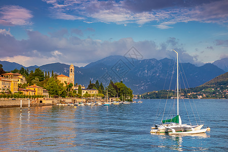 与Tremezzo村和帆船在意大利阳光明日的Como湖海岸线航行目的地村庄城市支撑花园全景旅游文化别墅图片