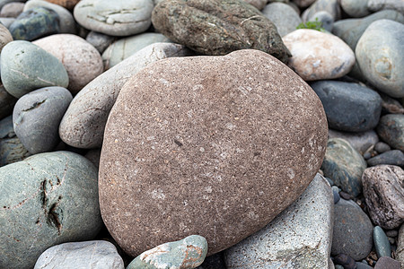 河岸附近有不同形状的大块石块卵石地面岩石海滩地质学支撑墙纸平衡碎石海岸图片