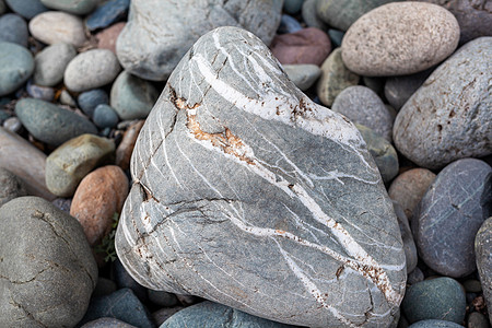 河岸附近有不同形状的大块石块地面墙纸支撑海滩卵石岩石矿物平衡花园海岸图片