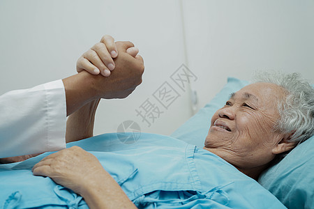 医生手牵手的亚洲老年妇女患者 帮助和住院护理 请查看InfoFinland上的照顾者保健祖母成人护士微笑服务长老家庭卫生图片
