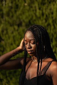 一位年轻黑人女性的肖像 从她脸上摘下她的头发 闭上眼睛图片