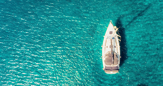 豪华生活方式 海上乘帆船航行 有清澈的水 平静的地盘图片