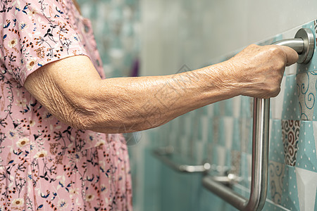 亚洲老年或老年老妇人病人在护理医院病房使用厕所浴室手柄安全 健康强大的医疗理念金属苗圃扶手合金淋浴退休照片医院酒店座位图片