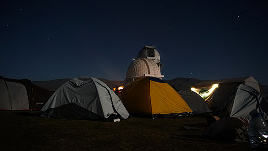 在天文台附近的一个帐篷营地 佩尔赛德星瀑布天文行星科学丘陵流星月亮宇宙旅行摄影乐器图片