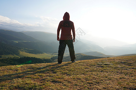 山边那人欣赏这景色的风景太阳冒险男人远足旅行男性阳光拍摄远足者天空图片