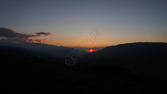 黄绿色山上晒太阳 云小总成土地游客爬坡太阳旅行农村树木假期森林图片