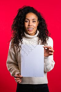穿着白A4纸海报的美色混合种族女孩 复制空间 红工作室背景时潮流女性笑容卡片情绪成人木板人士青年牛仔布衬衫横幅标语图片