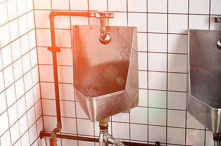 现代监狱的一排不锈钢小便池细胞卫生休息浴室卫生间房间男性照明白色男人图片