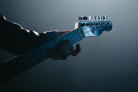 吉他脖子 摇滚音乐家演奏电吉他时的近视 在舞台上演唱会上闪耀着聚光灯俱乐部音乐气氛娱乐低音手指活力演员岩石艺术图片