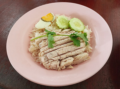 鸡米配有煮鸡蛋和黄瓜 泰国Phang Nga的Koh Yao Yai著名食品 用鸡蒸炒大米图片
