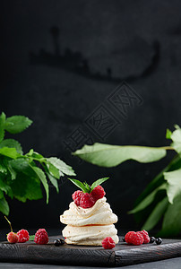 烤蛋糕 由鸡蛋和奶油制成 用鲜莓装饰薄荷浆果食物黑色蛋糕糕点美食家酥皮水果白色图片