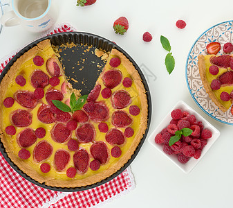 白桌上的红草莓和松莓 最上方风景食物奶油红色绿色甜点浆果美食家桌子烹饪白色图片