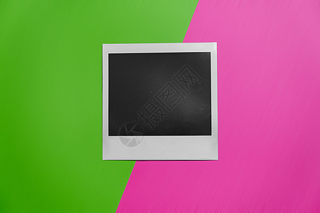 下载覆盆子和绿色背景上的空白相框模板 墙上复制空间上的空白方形相框图片