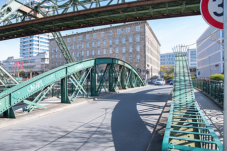 高架铁路德国北莱茵威斯特伐利亚的Wuppertal停建铁路公共交通单轨火车汽车过境民众交通电车城市车辆背景
