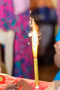 蛋糕上喷泉烟烟火乐趣庆典娱乐甜食蜡烛幸福生日金子烟花图片