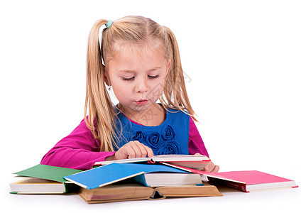 小聪明女孩拿着一本书 看它 白色背景的白脸爱好孩子们工作室学校童年家庭作业孩子教科书知识棕色图片