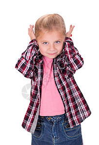 制片厂拍摄了一位深思熟虑的小女孩的肖像 她把耳朵遮住 在白色背景上复制空间图片